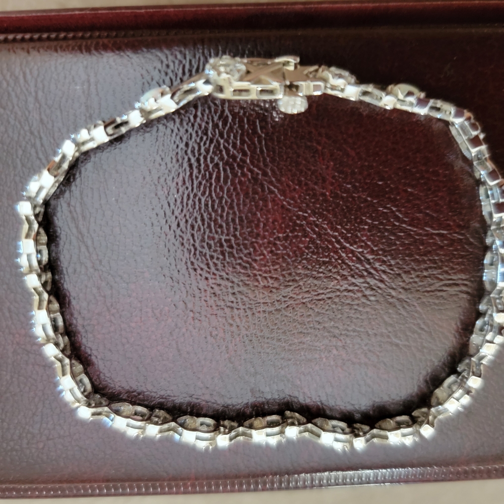 Elegant XOXO Bracelet - Picture 4 of 7